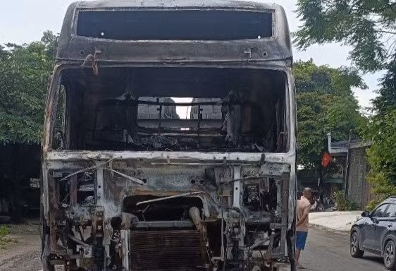 Bốc cháy vào rạng sáng, xe đầu kéo bị thiêu rụi