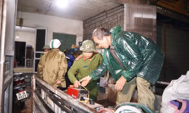 Phát hiện nhiều vết nứt dài, Hòa Bình di dời khẩn cấp hơn 40 hộ dân trong đêm