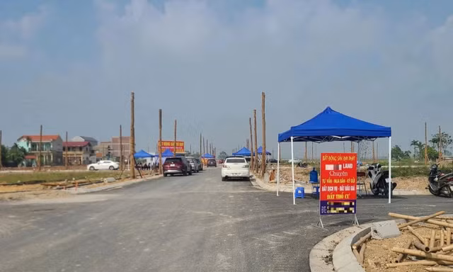 Huyện ven Hà Nội dừng đấu giá đất sau lùm xùm khách trả giá cao rồi dừng lại