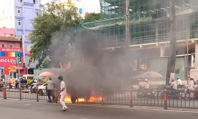 Chiếc xe tải bốc cháy nghi ngút khi đang chạy.