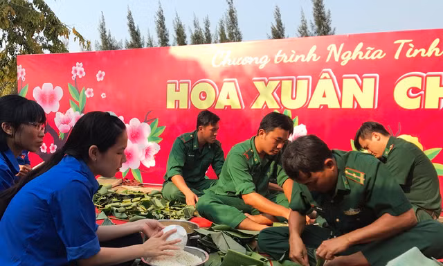 Hơn 200 bộ đội thi gói bánh chưng Tết