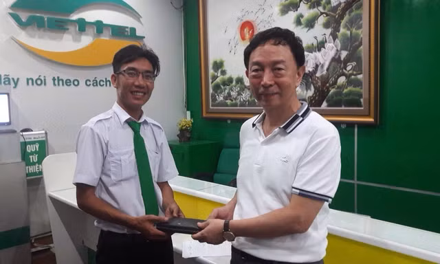 Tài xế Hiếu trả lại chiếc ví chứa nhiều tài sản cho khách.