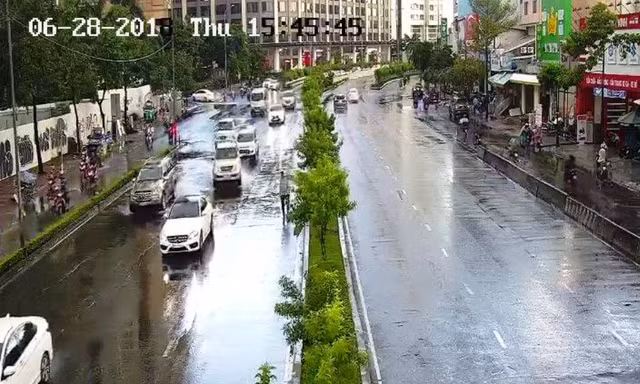Đường Nguyễn Hữu Cảnh khô ráo sau khi mưa kết thúc 10 phút.