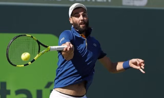 Tay vợt gây cười vì phát bóng bay cả vợt