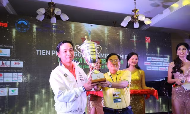 Nhà báo Lê Xuân Sơn, Tổng Biên tập báo Tiền Phong, Trưởng BTC Tiền Phong Golf Championship, trao Cup cho golfer Lê Hùng Nam- nhà vô địch mùa giải đầu tiên