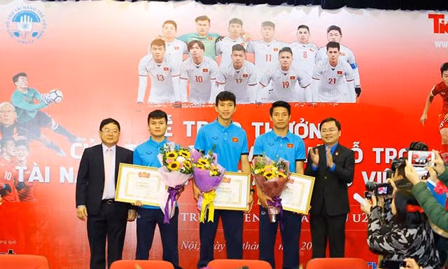 Đồng chí Nguyễn Anh Tuấn, Bí thư thường trực T.Ư Đoàn và nhà báo Lê Xuân Sơn, Tổng biên tập báo Tiền Phong, trao thưởng cho các cầu thủ đội tuyển U23 Việt Nam. Ảnh: Như Ý