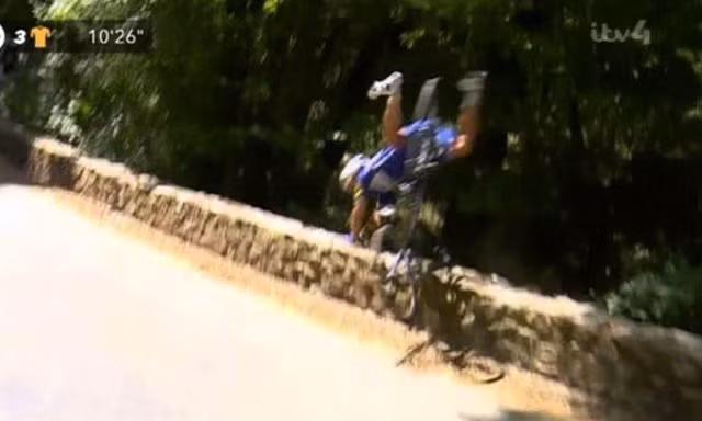 Cua-rơ rơi xuống vực, vẫn cố về đích ở Tour de France