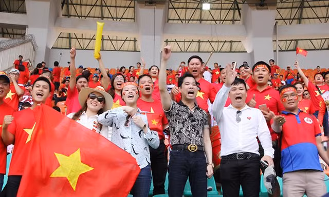 Tuyển thủ Olympic Việt Nam tặng 250 triệu đồng cho đội tuyển nữ