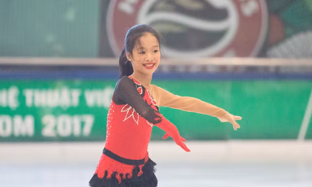 VĐV nhí Trần Khánh Linh đã đánh đổi tuổi thơ của mình để theo đuổi đam mê trượt băng nghệ thuật