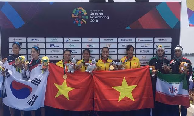 4 cô gái "vàng" Rowing Việt Nam hân hoan nhận huy chương