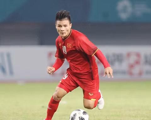 Tuyển thủ Olympic Việt Nam đón Cup Ngoại Hạng Anh tại Hà Nội