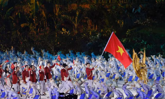 Đoàn TTVN diễu hành trong lễ khai mạc. Bách Nghệ 