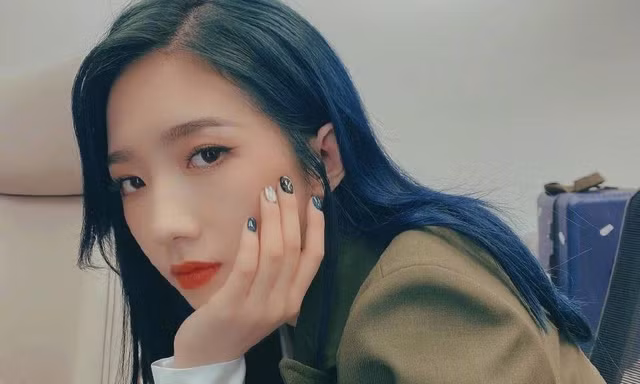 SỐC: Mạnh Mỹ Kỳ bị fan cuồng lấy cắp thông tin, tự ý đổi chỗ ngồi trên máy bay