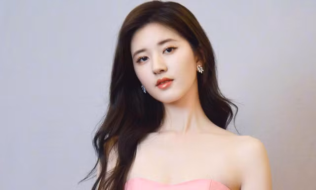 Sự việc hi hữu, Triệu Lộ Tư ăn nhầm… phấn trang điểm nhưng lại bị nghi ngờ mua hot search