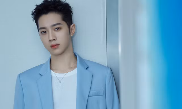 Cựu thành viên Wanna One Lại Quán Lâm gây bức xúc vì hút thuốc và nhổ bậy nơi công cộng