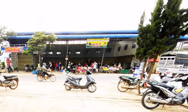 Ngang nhiên lấn chiếm lòng suối, hành lang quốc lộ làm chợ