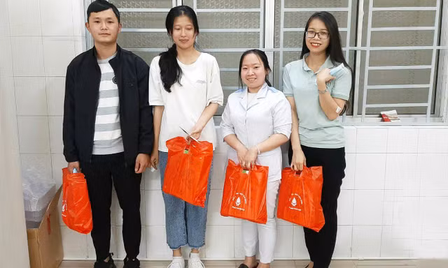 4 bạn trẻ hiến máu cứu mẹ con sản phụ giữa đêm khuya