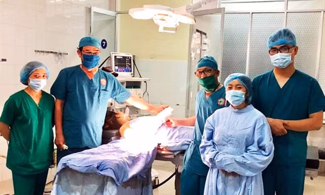 Kíp mổ phẫu thuật nối bàn tay cho bệnh nhân