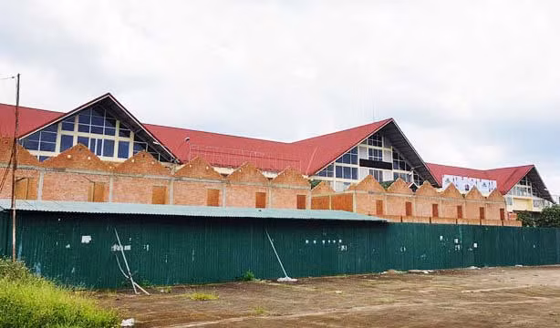 Dãy ki ốt gần như che khuất mặt tiền chợ
