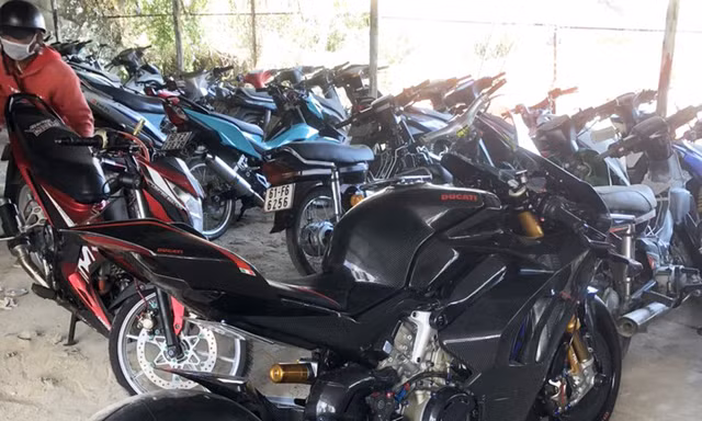 Hàng chục xe mô tô vi phạm bị tạm giữ