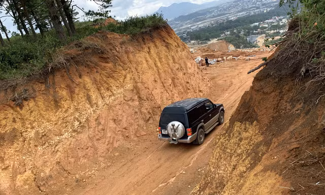 Xẻ đồi, mở đường trái phép trên đất rừng phòng hộ