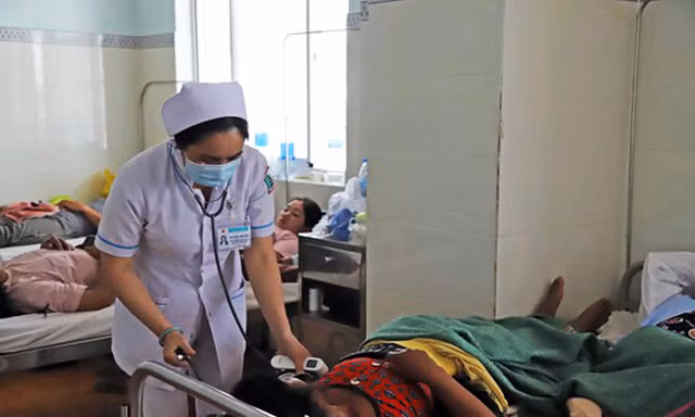 Khám cho các bệnh nhân nghi bị ngộ độc thực phẩm