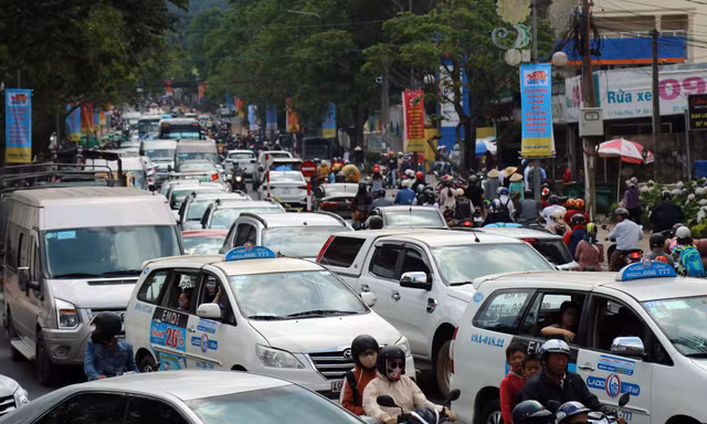 Xe cộ nhích từng chút một, khác xa ngày thường