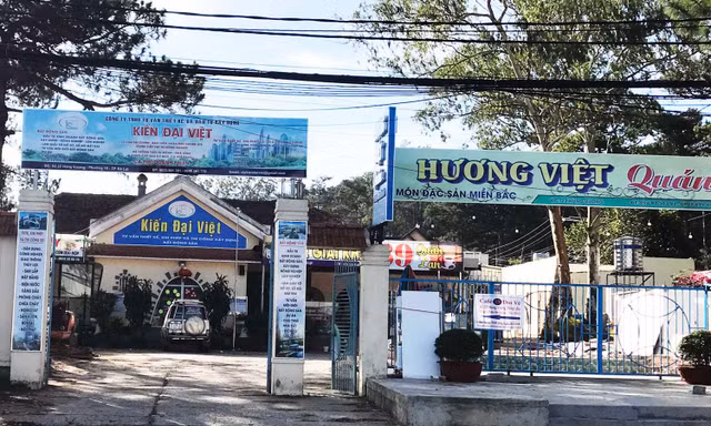 Khuôn viên biệt thự cổ mọc lên hàng loạt hàng quán