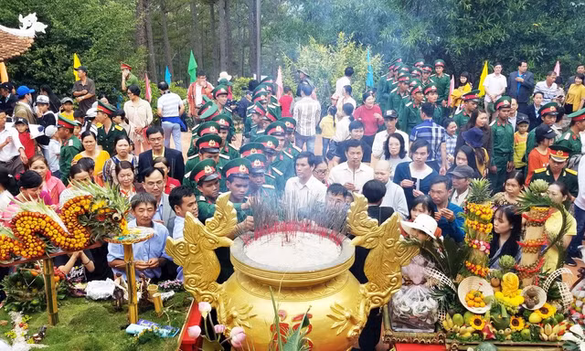 Đông đảo người địa phương và du khách dâng hương