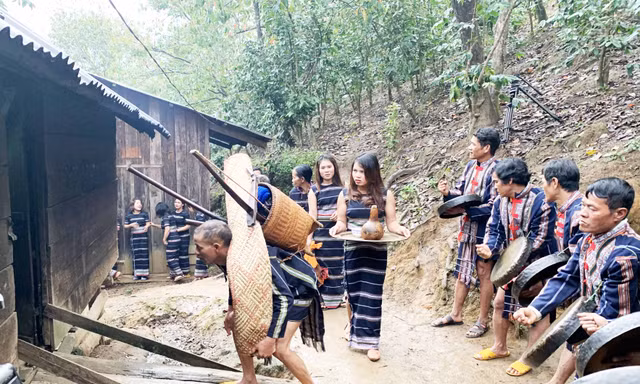 Nhà gái mang lễ vật đến nhà trai để xin cưới