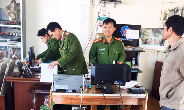 khám xét một công ty trong đường dây mua bán hóa đơn trái phép