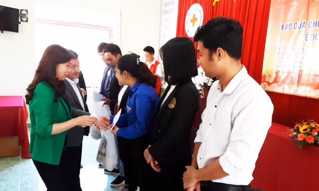 Trưởng ban Dân vận Tỉnh ủy và Phó Chủ tịch UBND tỉnh Lâm Đồng trao quà cho SV nghèo