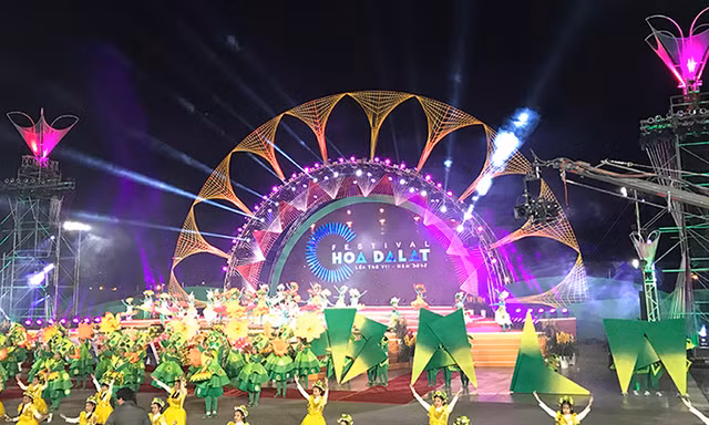 Sân khấu chính của đêm khai mạc Festival hoa 2017
