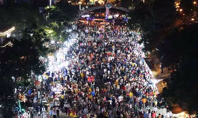 Chợ đêm Đà Lạt đông nghẹt khách
