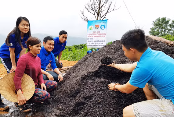 chuyển giao công nghệ ủ phân từ vỏ cà phê cho đồng bào K'Ho