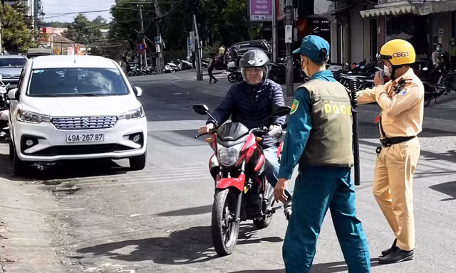 Xử phạt người không đeo khẩu trang trên đường phố Đà Lạt