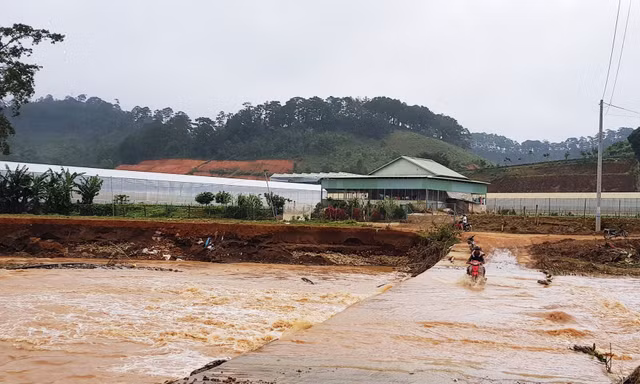 Mưa lớn khiến mực nước suối dâng cao, rất nguy hiểm khi qua đập tràn