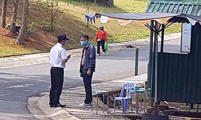 Cổng bệnh viện, nơi ông Hùng đánh bảo vệ-ảnh cắt từ clip