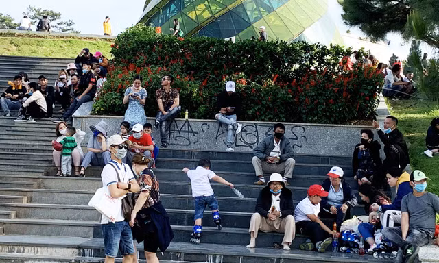 Chợ đêm Đà Lạt đông nghẹt khách