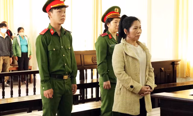 Bị cáo nghe Hội đồng xét xử tuyên án