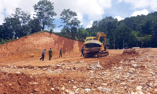 San gạt đất đồi trái phép