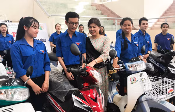 Chị Lan tặng xe máy cho SV Đại học Đà Lạt