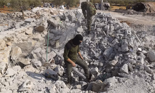 Sau khi thu gom mảnh xác của Abu Bakr al-Baghdadi để mang về xét nghiệm ADN, trực thăng Mỹ bắn phá tan tành nơi ở của thủ lĩnh IS. Ảnh: AP. 