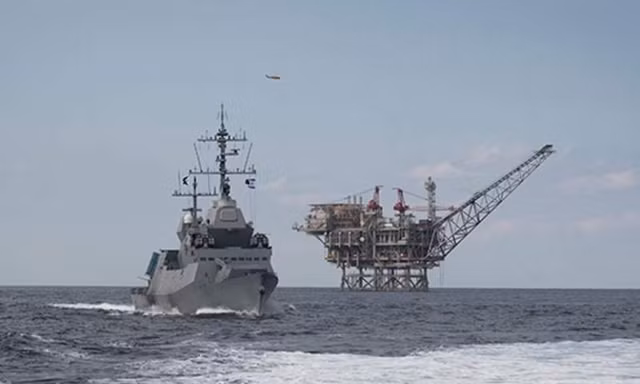 Tàu chiến mới Sa’ar 6 của Israel bảo vệ giàn khoan dầu khí trên biển. Ảnh: Breaking Defense.