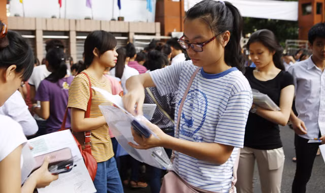Thí sinh dự thi cao đẳng sáng 15/7. Ảnh: Như Ý