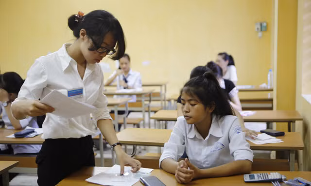 Thí sinh làm bài thi môn Toán sáng nay, 4/7. Ảnh: Như Ý