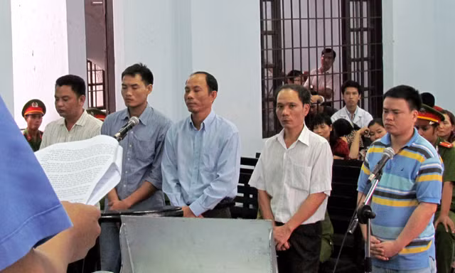 Các bị cáo nghe đọc bản luận tội 