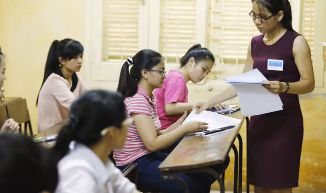 Thí sinh làm bài thi môn Vật lí chiều nay 4/7 tại Đại học Khoa học Tự nhiên (Đại học Quốc gia Hà Nội). Ảnh: Như Ý