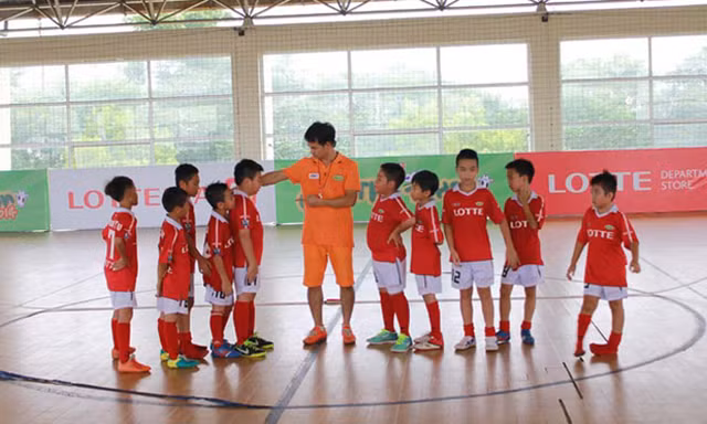 Xuân Bắc “bã” người vì các cầu thủ tí hon