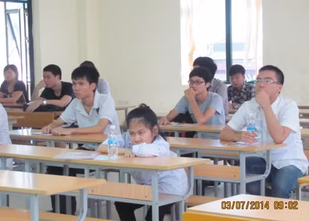 Thí sinh Nguyễn Thị Mai Phương trong phòng thi của Học viện Công nghệ Bưu chính Viễn thông. 